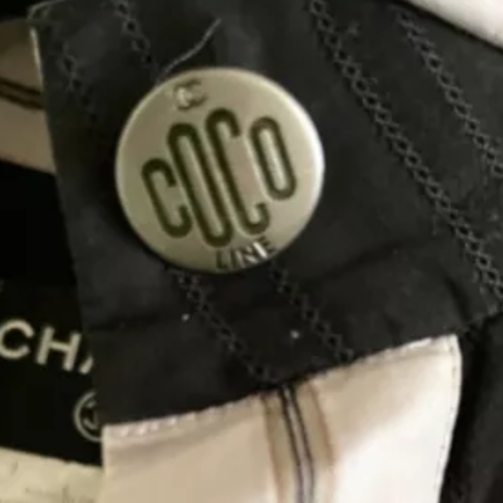 I am not selling it looking to purchase one Chanel Coco buttons - Picture 1 of 3